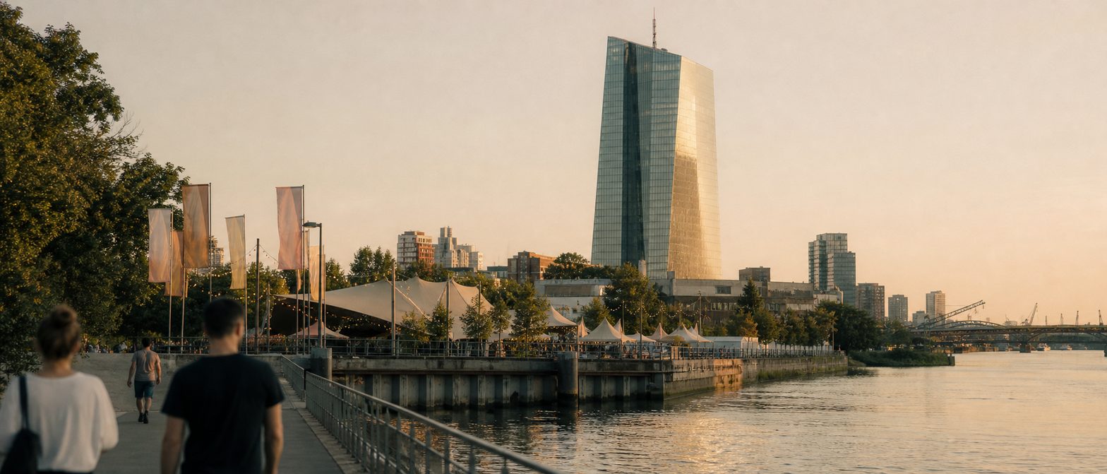 Festivalgelände der Sommerwerft an der Weseler Werft mit Zelten und Fahnen am Mainufer, dahinter der EZB-Turm.
