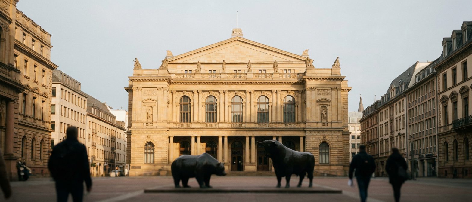 Das klassizistische Börsengebäude am Frankfurter Börsenplatz, davor die Bronzeskulpturen von Bulle und Bär.